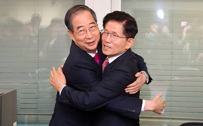 국민의힘이 추진한 후보 교체가 백지화 되면서 김문수 후보가 대선 후보 자격을 회복한 가운데 5월11일 김문수 대선 후보와 한덕수 전 국무총리가 서울 여의도 국민의힘 대선후보 사무실에서 회동에 앞서 포옹하고 있다. ⓒ공동취재