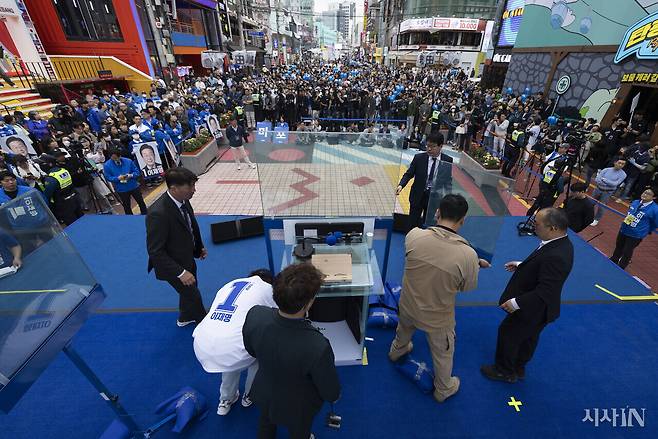 5월19일 오후 서울 마포구에서 열리는 이재명 후보의 유세를 앞두고 경호원들이 방탄 유리막 연설대를 만들고 있다. ⓒ시사IN 이명익