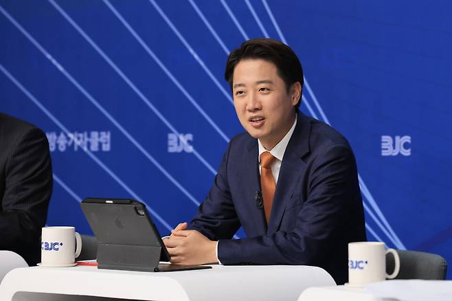 이준석 개혁신당 대선 후보가 26일 서울 양천구 한국방송회관에서 열린 한국방송기자클럽 초청 토론회에서 참석자들과 대화를 나누고 있다. ⓒ연합뉴스