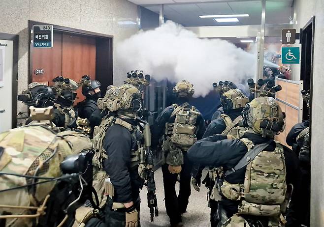 2024년 12월3일 윤석열 대통령이 비상계엄을 선포한 가운데 계엄군이 서울 국회의사당 본청으로 진입하고 있다. ⓒ 연합뉴스