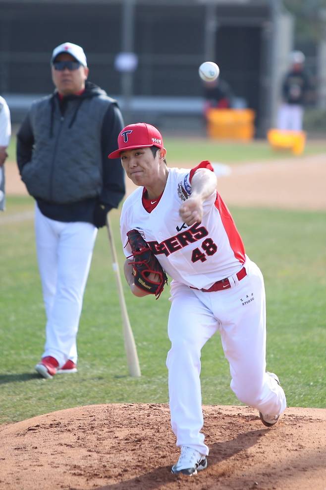 KIA 이의리(앞)가 1월 미국 캘리포니아주 어바인에서 열린 스프링캠프 도중 이범호 KIA 감독(뒤)이 바라보는 가운데 재활 투구를 소화하고 있다. 사진제공｜KIA 타이거즈