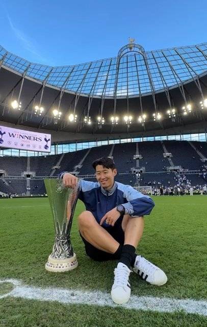토트넘 주장 손흥민이 26일(한국시간) 토트넘 홋스퍼 스타디움에서 열린 브라이턴과 EPL 최종전 홈경기가 끝난 뒤 UEL 트로피를 옆에 두고 환하게 웃고 있다. 사진출처｜토트넘 페이스북