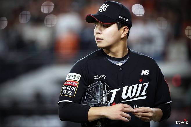 KT 셋업맨 손동현이 오른쪽 어깨 근육 파열로 전열을 이탈했다. 손동현은 올 시즌 리그 전체 투수 중에서도 손에 꼽는 ‘0점대’ 불펜투수였다. 사진제공｜KT 위즈
