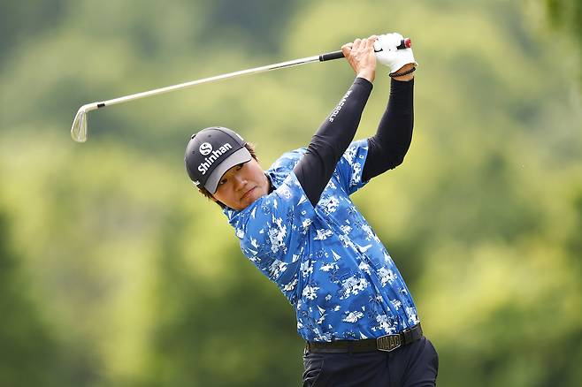 김성현이 26일 미국 테네시주 녹스빌의 홀스턴 힐스 컨트리클럽에서 열린 PGA 콘페리투어 비지트 녹스빌 오픈 최종 라운드 2번 홀에서 아이언으로 샷을 하고 있다. 게티이미지코리아