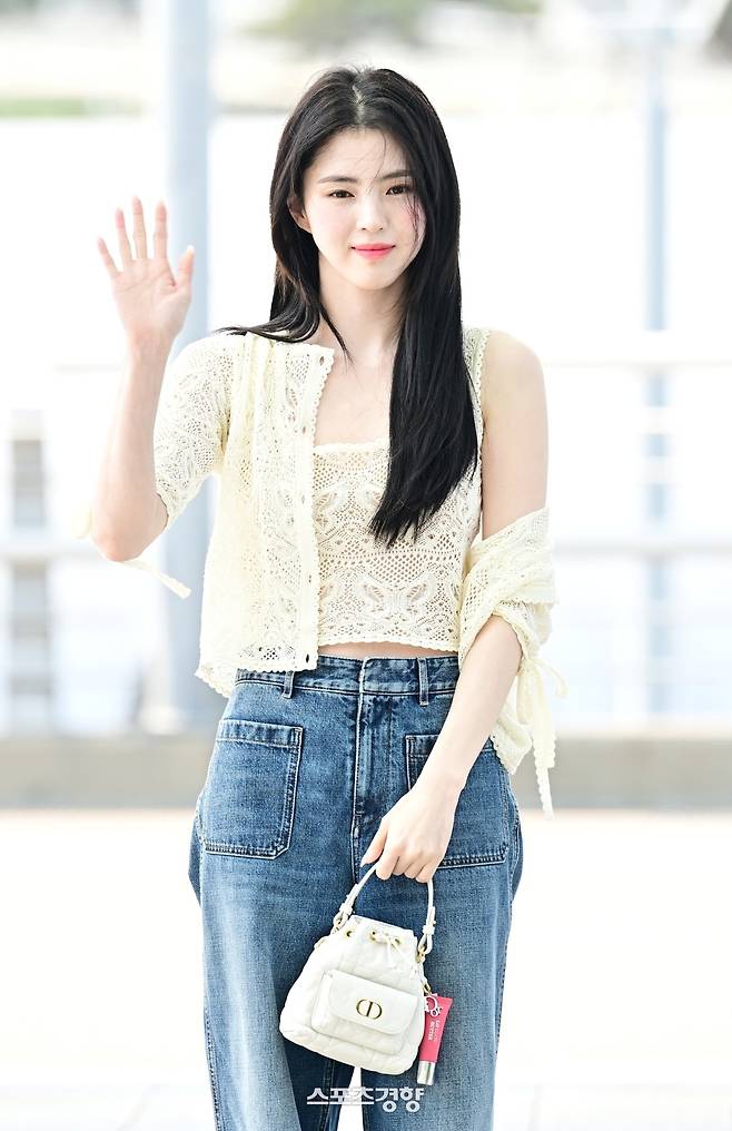 25일 인천공항을 이용해 출국하는 배우 한소희. 디올 제공