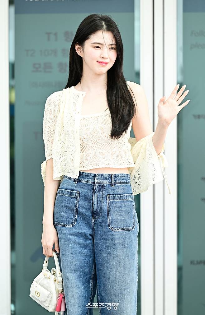 25일 인천공항을 이용해 출국하는 배우 한소희. 디올 제공