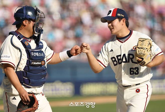 두산 김택연(오른쪽)과 김기연. 두산 베어스 제공