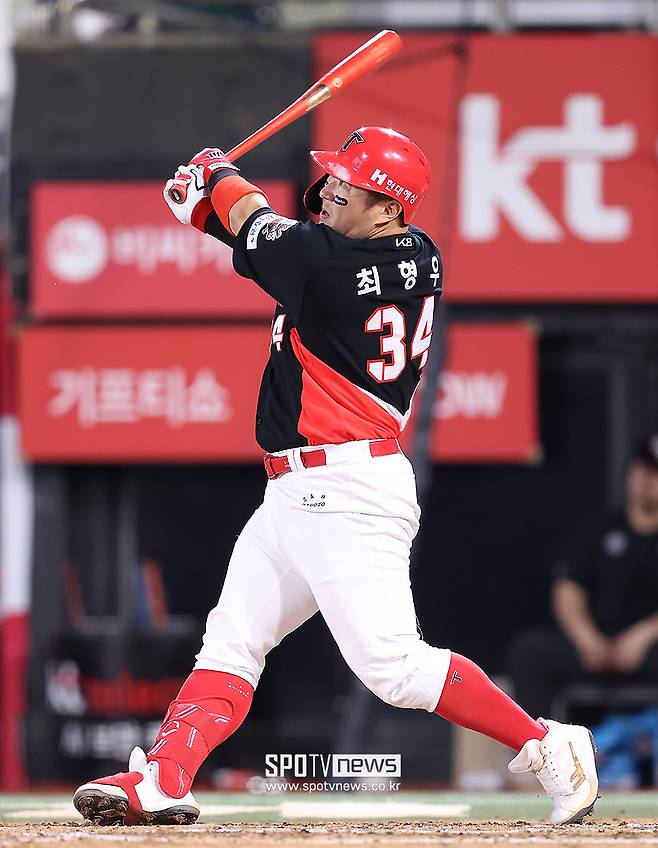 ▲ 최형우는 특유의 타격 기술과 성실한 자기 관리가 만나 42세 시즌에도 리그 최고 수준의 생산력을 자랑하고 있다. ⓒ곽혜미 기자