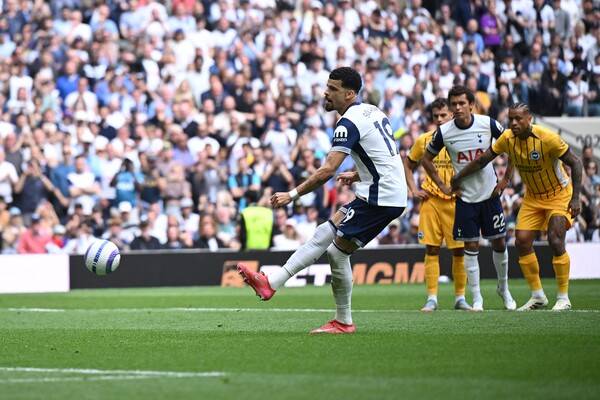 ▲ 도미닉 솔랑케의 페널티킥 선제골이 터지는 순간까지는 좋았던 토트넘 홋스퍼, 이후 내리 4골을 내주며 브라이턴 호브 알비언에 1-4로 완패했다. ⓒ연합뉴스/REUTERS/AFP