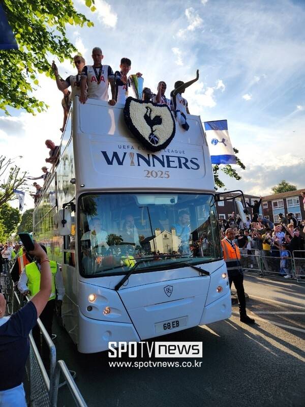 ▲ 유로파리그 우승 버스 행진에 나섰던 토트넘 홋스퍼와 손흥민.