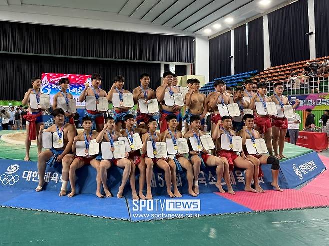 제54회 전국소년체육대회 씨름 종목 수상자 단체사진