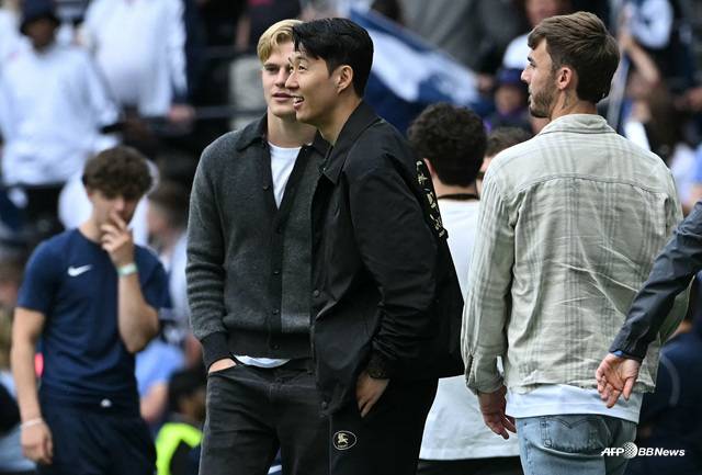 사복 패션으로 등장한 손흥민(가운데). /AFPBBNews=뉴스1