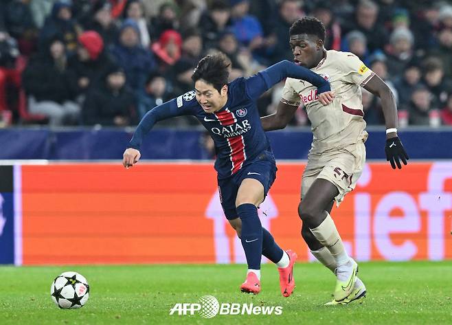 지난해 12월 잘츠부르크와의 UEFA 챔핑너스리그에서 상대 수비수를 따돌리고 돌파하고 있는 파리생제르맹(PSG) 이강인. /AFPBBNews=뉴스1