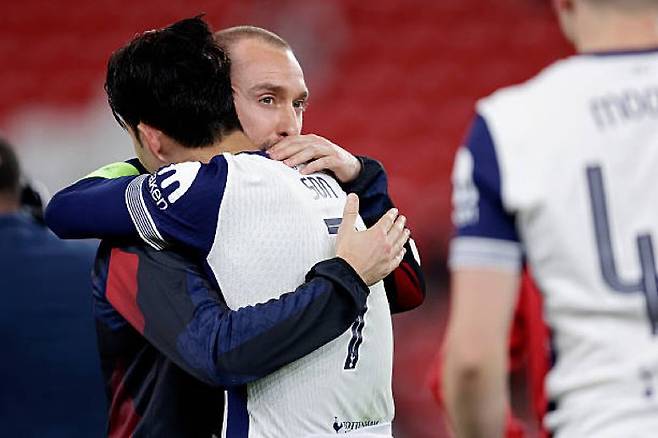 지난 22일 스페인 빌바오에서 열린 2024~2025 유럽축구연맹(UEFA) 유로파리그 결승 토트넘전을 마치고 옛 동료인 손흥민과 포옹하고 있는 크리스티안 에릭센. /사진=더스퍼스익스프레스 SNS 캡처