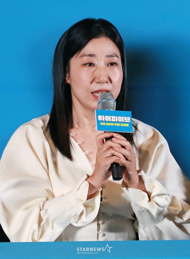 배우 라미란이 26일 오후 서울 CGV용산아이파크몰에서 진행된 영화 '하이파이브'(감독 강형철) 언론배급시사회 및 기자간담회에 참석해 질문에 답하고 있다.  장기이식으로 우연히 각기 다른 초능력을 얻게 된 다섯 명이 그들의 능력을 탐하는 자들과 만나 벌어지는 판타지, 코미디, 액션 영화 ‘하이파이브’는 오는 30일 개봉한다. /2025.05.26 /사진=이동훈 photoguy@