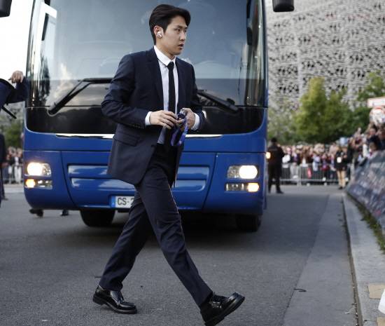 이강인이 현 소속팀인 PSG에서 나올 것으로 보이는 가운데, 유벤투스, AC밀란, 인터 밀란 등 3대 명문과 이번 시즌 우승팀인 나폴리가 전부 그에게 러브콜을 보내는 것으로 드러났다. 연합뉴스