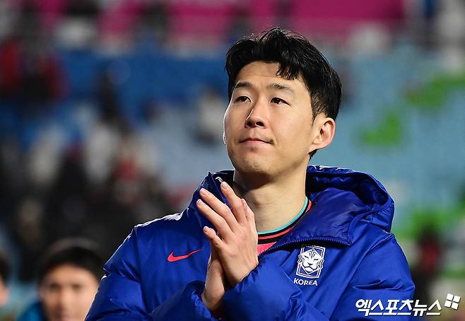 홍명보 축구대표팀 감독이 이라크, 쿠웨이트와의 6월 A매치 2연전에 나설 26명의 명단을 확정했다. 부상 중인 손흥민(토트넘 홋스퍼)은 포함됐지만 아킬레스건 문제로 시즌 내내 불편함을 겪었던 김민재는 빠졌다. 김민재 대신 최근 덴마크 미트윌란에서 꾸준히 출전 중인 이한범이 승선했고, 이번 시즌 K리그에서 물 오른 득점력을 보여주고 있는 전진우(전북현대)가 발탁되며 치열한 2선 경쟁을 예고했다. 엑스포츠뉴스DB