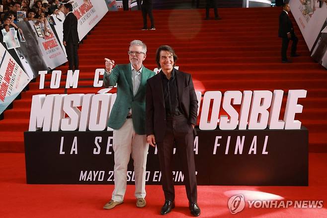 지난 20일 멕시코에서 '미션 임파서블 8' 홍보하는 톰 크루즈(오른쪽) [로이터=연합뉴스. 재판매 및 DB 금지]