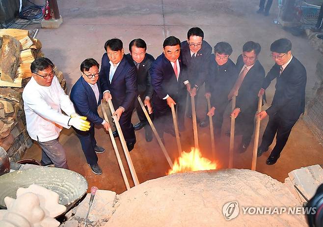 울산옹기축제 개막…옹기가마 점화 (울산=연합뉴스) 3∼5일 울산시 울주군 온양읍 외고산 옹기마을 일대에서 울산 대표 문화관광축제인 '2025 울산옹기축제'가 열린 가운데 김두겸 울산시장, 이순걸 울주군수, 최길영 군의장, 천창수 교육감, 옹기장인 등이 개막을 축하하며 옹기가마에 불을 붙이고 있다. 2025.5.4 [울주군 제공. 재판매 및 DB 금지] young@yna.co.kr