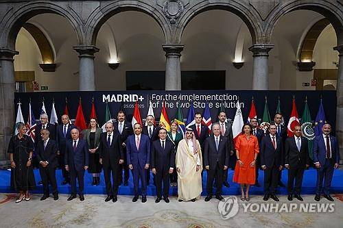 단체사진을 촬영하고 있는 마드리드 그룹 회의 참가자들 [EPA 연합뉴스. 재판매 및 DB 금지]