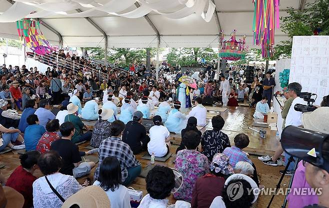 흥겹고 신명 나는 단오굿 [연합뉴스 자료사진]