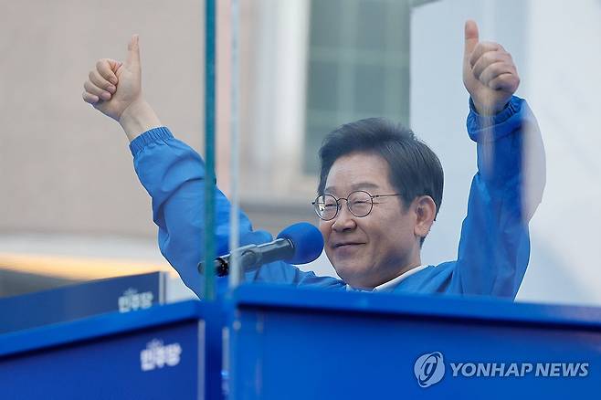 천안 시민들에게 지지 호소하는 이재명 후보 (천안=연합뉴스) 김주성 기자 = 더불어민주당 이재명 대선 후보가 25일 충남 천안시 동남구 신부문화거리에서 열린 유세에서 시민들에게 지지를 호소하고 있다. 2025.5.25 [공동취재] utzza@yna.co.kr