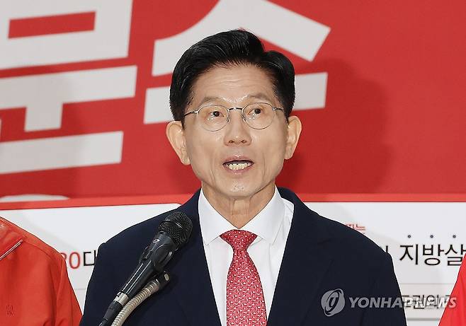 김문수 후보의 지방 살리기 공약은? (천안=연합뉴스) 박동주 기자 = 국민의힘 김문수 대선 후보가 26일 충남 천안시 국민의힘 충남도당에서 지방시대 공약 발표를 하고 있다. 2025.5.26 pdj6635@yna.co.kr