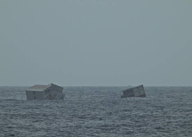 침몰 이후 바다에 떠 있는 컨테이너 [타임스오브인디아 SNS 캡처. 재배포 및 판매 금지]
