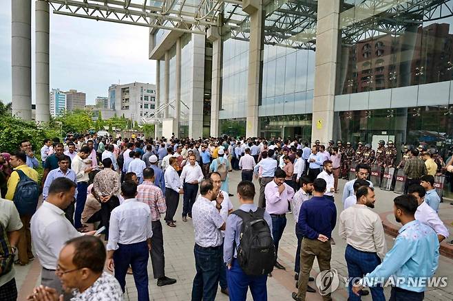 파업 중인 방글라데시 국세청 직원들 방글라데시 국세청 직원들이 25일 수도 다카 소재 국세청 본청 앞에서 파업을 하고 있다. [AFP 연합뉴스 자료사진. 재판매 및 DB 금지]