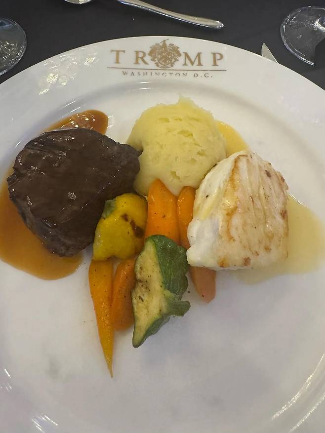 트럼프 밈코인 만찬에서 나온 스테이크 (서울=연합뉴스) 2025년 5월 23일(현지시간) 미국 버지니아주 스털링 소재 '트럼프 내셔널 골프 클럽'에서 도널드 트럼프 미국 대통령이 자신의 밈 코인 '트럼프 코인'의 다량 보유자 220명을 초청해 개최한 만찬에서 메인 메뉴로 나온 스테이크의 사진. 미국의 테크 전문매체 '와이어드'(Wired)는 "Courtesy of Sky/LuckyFuture.ai"라는 크레딧을 달아 이 사진을 보도했다. [와이어드 홈페이지 사진 캡처. DB 및 재판매 금지] 2025.5.26.