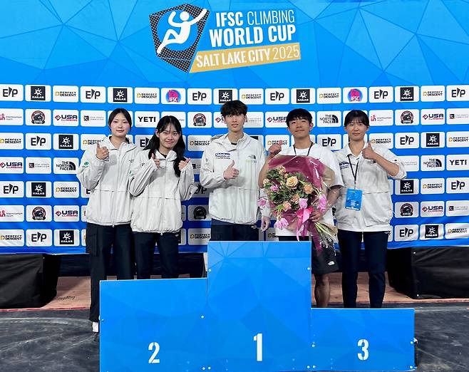 시상대에서 포즈를 취한 한국 대표팀 선수들 [대한산악연맹 제공. 재판매 및 DB 금지]