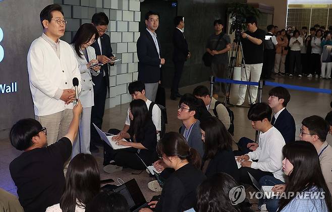 취재진 질문에 답변하는 이재명 후보 (수원=연합뉴스) 김주성 기자 = 더불어민주당 이재명 대선 후보가 26일 경기 수원시 영통구 아주대학교 혁신공유라운지에서 대학생 간담회를 마친 후 취재진의 질문에 답변하고 있다. 2025.5.26 [공동취재] utzza@yna.co.kr