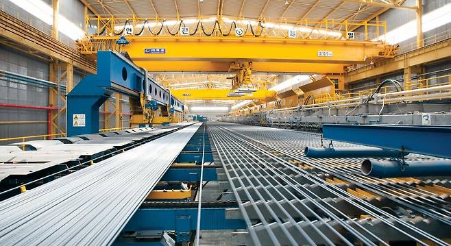 동국제강 인천공장에서 철근이 생산되는 모습 [동국제강 제공. 재판매 및 DB 금지]