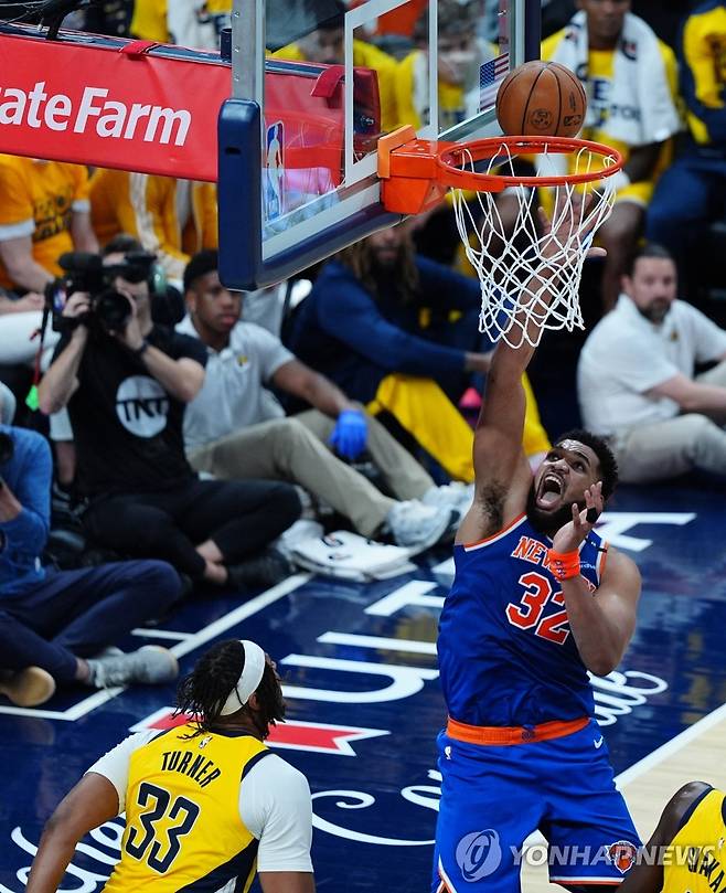 득점하는 타운스 [EPA=연합뉴스]