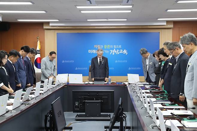 애도 표하는 박종훈 교육감 [경남도교육청 제공. 재판매 및 DB 금지]