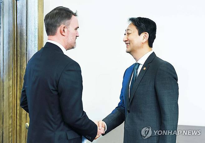 악수하는 안덕근 장관과 미국 무역대표부 대표 (서울=연합뉴스) 안덕근 산업통상자원부 장관이 24일(현지시간) 미국 워싱턴DC 무역대표부(USTR) 회의실에서 제이미슨 그리어 미국 무역대표부 대표와 악수하고 있다. 2025.4.25 [산업통상자원부 제공. 재판매 및 DB 금지] photo@yna.co.kr