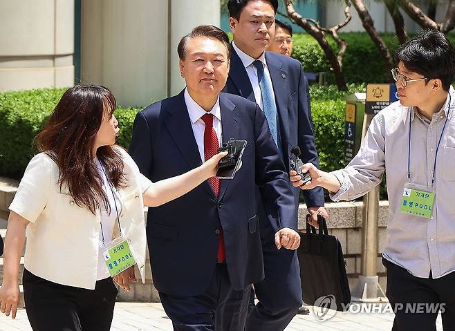 5차 오전 공판 마친 윤 전 대통령 (서울=연합뉴스) 윤석열 전 대통령이 26일 서울 서초구 서울중앙지방법원에서 열린 내란 우두머리 혐의ㆍ직권남용 권리행사 방해 혐의 사건 5차 오전 공판을 마친 후 차량으로 향하고 있다. 2025.5.26 [사진공동취재단] photo@yna.co.kr