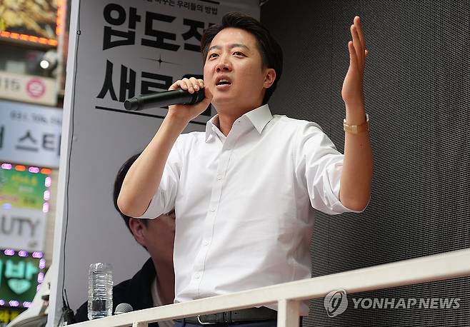 서현역 찾아 지지 호소하는 이준석 후보 (서울=연합뉴스) 개혁신당 이준석 대선 후보가 24일 경기도 성남 분당구 서현역 앞 광장에서 유세를 하며 지지를 호소하고 있다. 2025.5.24 [개혁신당 제공. 재판매 및 DB 금지] photo@yna.co.kr