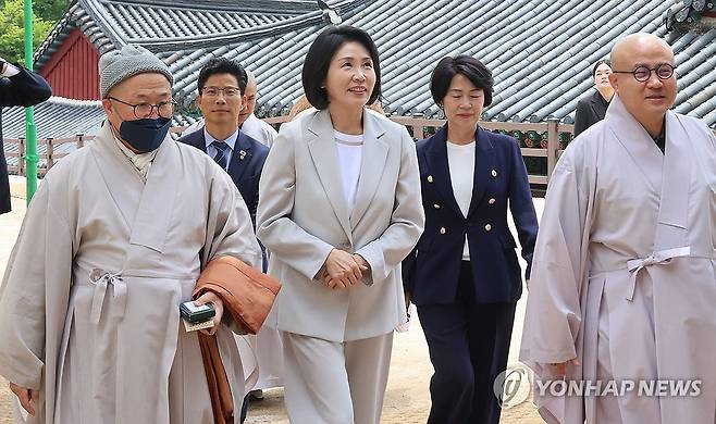 해인사 방문한 김혜경 여사 (합천=연합뉴스) 박정헌 기자 = 더불어민주당 이재명 대선 후보의 배우자 김혜경 여사가 26일 오후 경남 합천군 해인사를 방문하고 있다. 2025.5.26 home1223@yna.co.kr