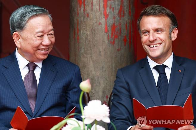 마크롱 프랑스 대통령, 베트남 국빈방문 (하노이 AFP=연합뉴스) 26일(현지시간) 베트남을 국빈 방문한 에마뉘엘 마크롱 프랑스 대통령(오른쪽)이 또 럼 베트남 공산당 서기장과 대화하고 있다. 2025.05.26