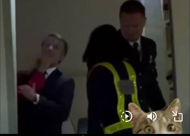 브리지트 여사 손에 맞는 마크롱 [엑스(X·옛 트위터) 캡처. 재판매 및 DB 금지]