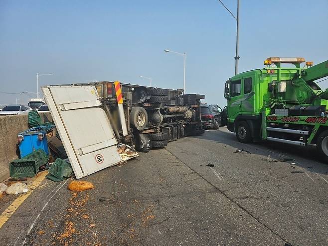 ▲ 27일 오전 8시쯤 김포시 고촌읍 김포한강로에서 3.5t 화물차와 승용차가 충돌해 화물차가 넘어진 모습. /사진제공=김포소방서