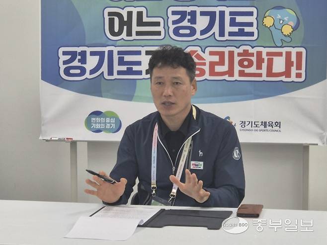 27일 경남 김해종합운동장 경기도종합상황실에서 열린 기자회견서 김동권 경기도 선수단 총감독이 종합우승 소감을 밝히고 있다. 이건우기자