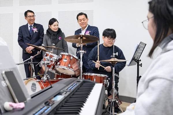 효동초등학교 청개구리 연못에서 악기를 연주하는 청소년들.