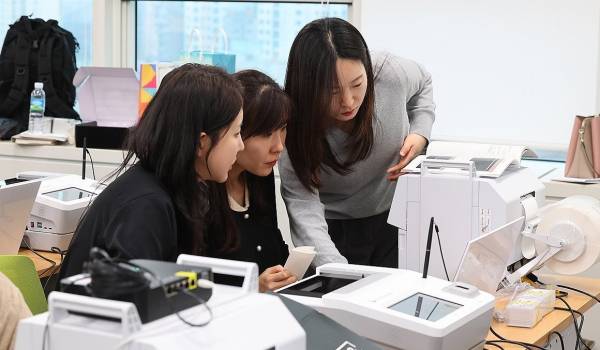 사전투표 운용장비 실습교육받는 선거사무원들. /연합뉴스 제공