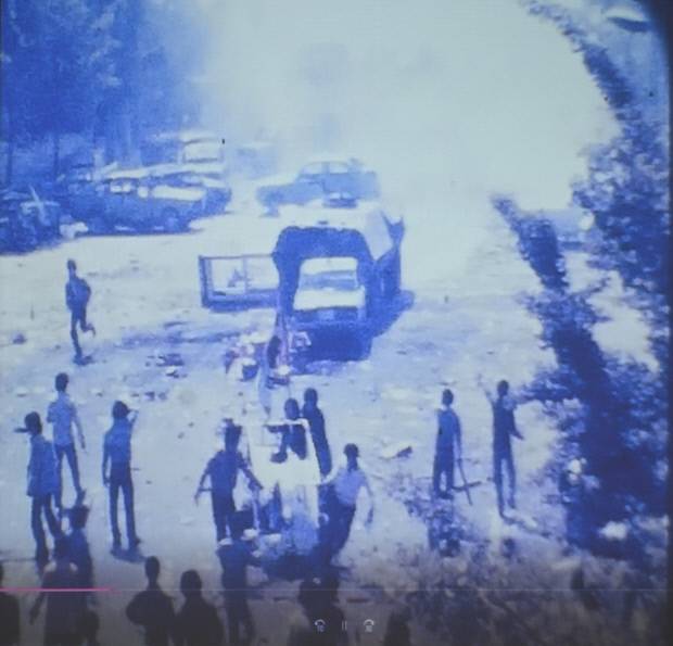 10:02
시민들은 전날 밤 광주역에서 발견된 희생자 2명의 시신을 리어카에 옮겨 싣고 태극기로 덮은 다음 금남로에서 민주주의를 외치며 행진했다. 아시아자동차 공장에서 가져온 군용트럭 등도 시위에 동원됐다.