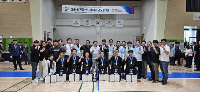 제54회 전국소년체전에서 금메달을 획득한 전북 검도 선수들/전북체육회 제공