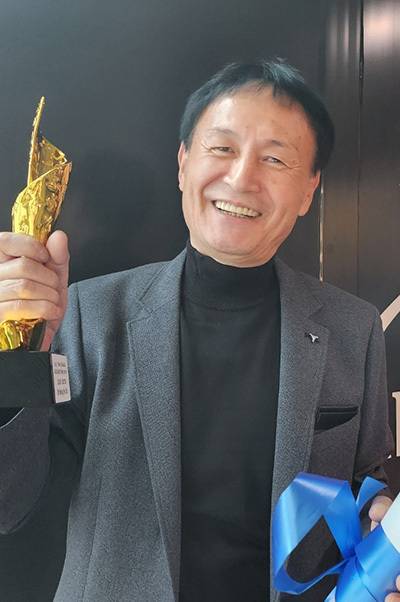 고(故) 문신구 영화감독이 영화 ‘2퍼센트’로 지난 2023년 10월 28일 뉴질랜드 오클랜스 스카이 시티극장에서 열린‘2023 뉴질랜드 아시아태평양영화제’감독상을 수상한 뒤 본지에 보내왔던 기념촬영 사진. /경북매일 DB