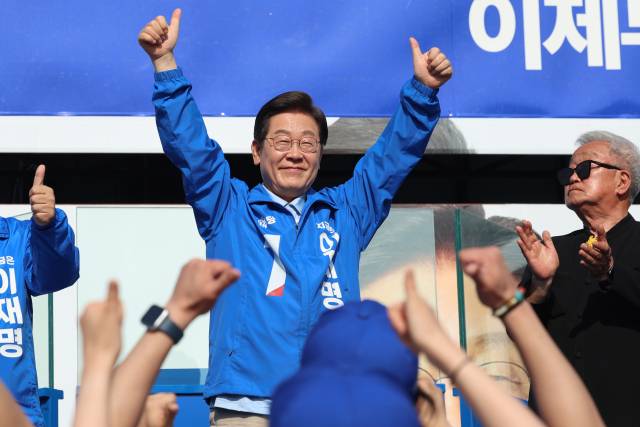 더불어민주당 이재명 대선 후보가 26일 경기 남양주시 평내호평역 광장에서 열린 유세에서 엄지손가락을 치켜들고서 시민들에게 지지를 호소하고 있다. 연합뉴스