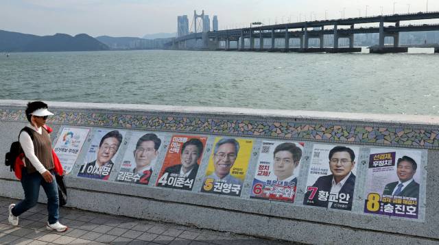 제21대 대통령 선거를 일주일 앞둔 27일 오후 부산 해운대구 마린시티 해안 방벽에 대선후보자들의 선거 벽보가 부착돼 있다. 정종회 기자 jjh@